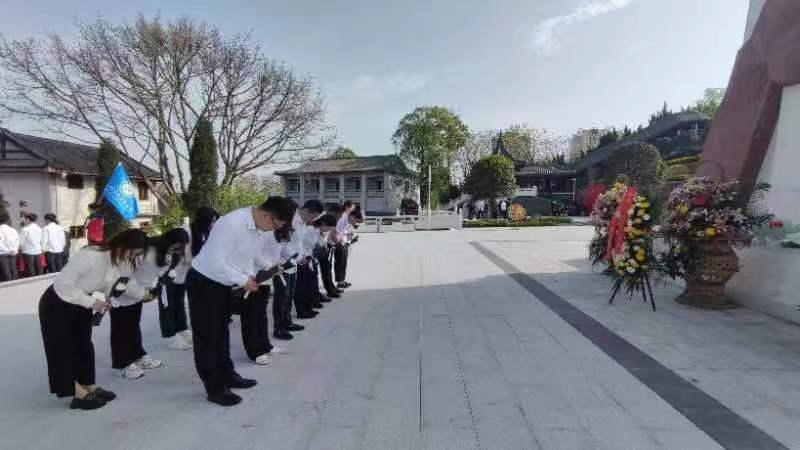 中共遂寧錦程工業(yè)發(fā)展有限公司支部委員會 赴遂寧市烈士陵園開展“緬懷英勇先烈 弘揚(yáng)革命精神”主題黨日活動